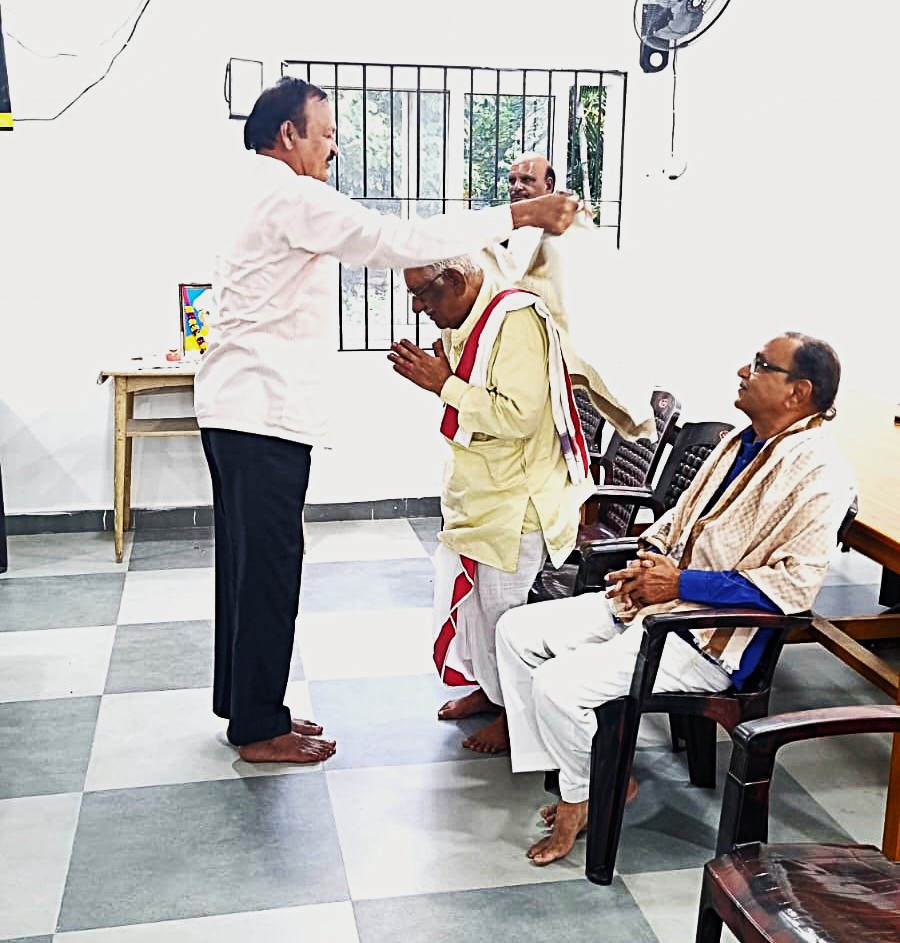 Honouring teacher K Krishna Murty Garu by AV Konda Reddy   Garu in teachers day celebrations.jpg